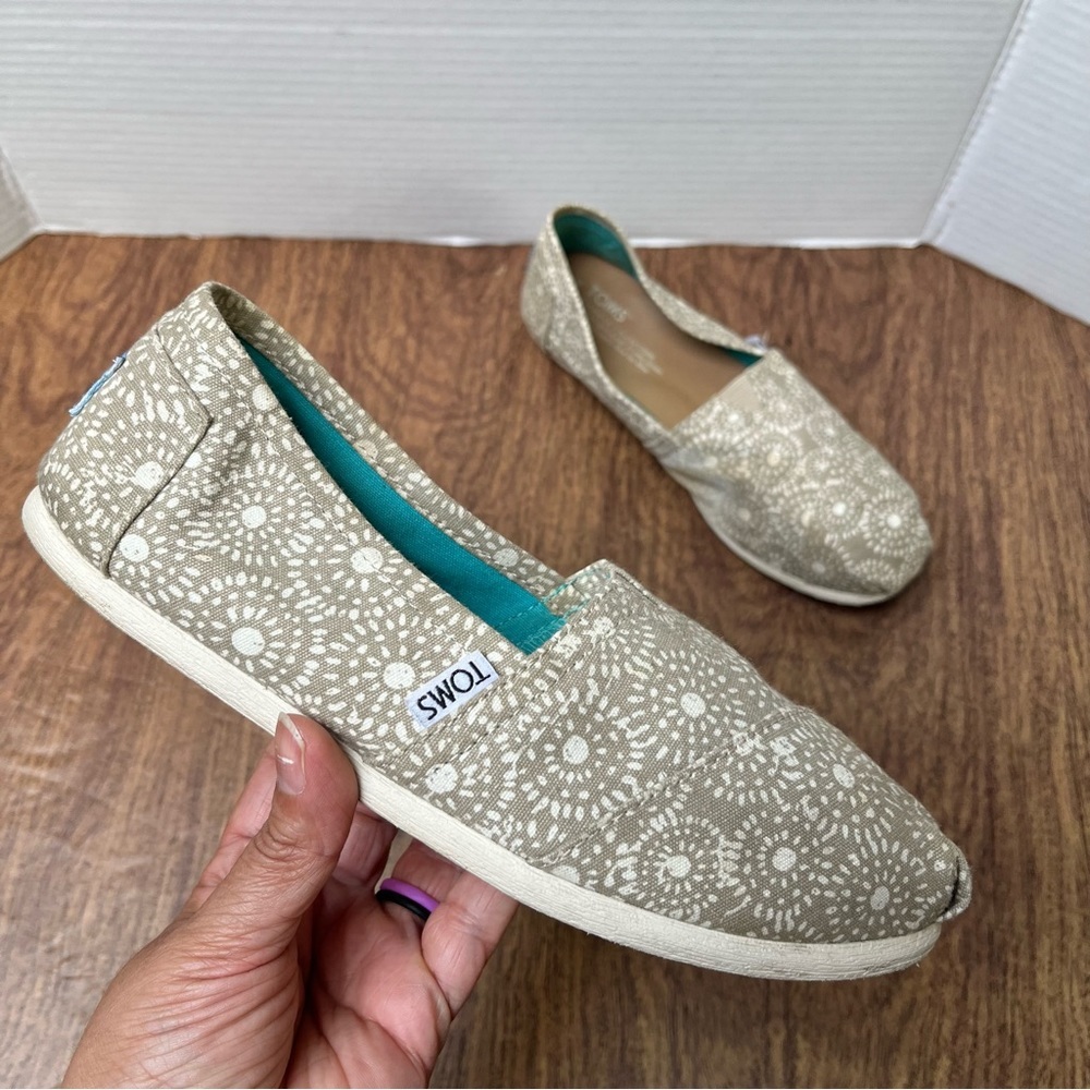 TOMS Beige Floral Moroccan Classic Slip-On Shoes Bohemian Earthy Hippie Size 7.5